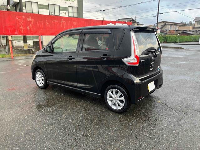 デイズ ハイウェイスター　Ｘ　４ＷＤ　車検Ｒ８年７月まで　ＥＴＣ　全周囲カメラ　ナビ　ＴＶ　衝突被害軽減システム　オートマチックハイビーム　オートライト　スマートキー　アイドリングストップ　電動格納ミラー　シートヒーター　ベンチシート（13枚目）