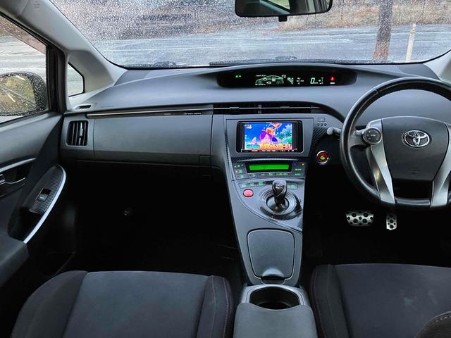 プリウス Ｓツーリングセレクション・Ｇ’ｓ　ＥＴＣ　バックカメラ　ナビ　ＴＶ　アルミホイール　オートライト　ＨＩＤ　ＣＶＴ　スマートキー　電動格納ミラー　盗難防止システム　パワーシート　ＣＤ　衝突安全ボディ　ＡＢＳ　エアコン　パワーステアリング（2枚目）