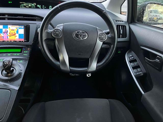 プリウス Ｓツーリングセレクション・Ｇ’ｓ　ＥＴＣ　バックカメラ　ナビ　ＴＶ　アルミホイール　オートライト　ＨＩＤ　ＣＶＴ　スマートキー　電動格納ミラー　盗難防止システム　パワーシート　ＣＤ　衝突安全ボディ　ＡＢＳ　エアコン　パワーステアリング（3枚目）