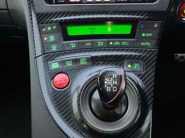 プリウス Ｓツーリングセレクション・Ｇ’ｓ　ＥＴＣ　バックカメラ　ナビ　ＴＶ　アルミホイール　オートライト　ＨＩＤ　ＣＶＴ　スマートキー　電動格納ミラー　盗難防止システム　パワーシート　ＣＤ　衝突安全ボディ　ＡＢＳ　エアコン　パワーステアリング（7枚目）