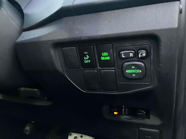 プリウス Ｓツーリングセレクション・Ｇ’ｓ　ＥＴＣ　バックカメラ　ナビ　ＴＶ　アルミホイール　オートライト　ＨＩＤ　ＣＶＴ　スマートキー　電動格納ミラー　盗難防止システム　パワーシート　ＣＤ　衝突安全ボディ　ＡＢＳ　エアコン　パワーステアリング（9枚目）