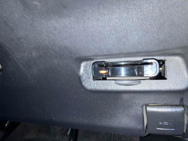 プリウス Ｓツーリングセレクション・Ｇ’ｓ　ＥＴＣ　バックカメラ　ナビ　ＴＶ　アルミホイール　オートライト　ＨＩＤ　ＣＶＴ　スマートキー　電動格納ミラー　盗難防止システム　パワーシート　ＣＤ　衝突安全ボディ　ＡＢＳ　エアコン　パワーステアリング（10枚目）