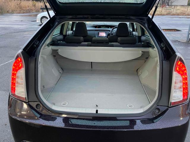 プリウス Ｓツーリングセレクション・Ｇ’ｓ　ＥＴＣ　バックカメラ　ナビ　ＴＶ　アルミホイール　オートライト　ＨＩＤ　ＣＶＴ　スマートキー　電動格納ミラー　盗難防止システム　パワーシート　ＣＤ　衝突安全ボディ　ＡＢＳ　エアコン　パワーステアリング（18枚目）