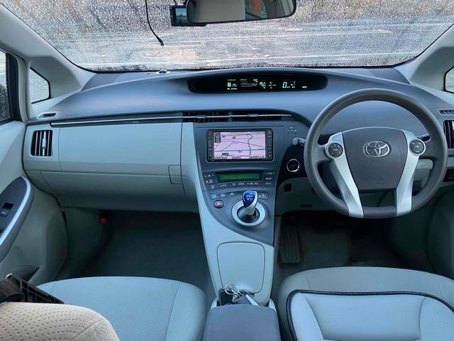 プリウス Ｓ　ドライブレコーダー　ＥＴＣ　バックカメラ　ナビ　ＴＶ　アルミホイール　オートライト　ＣＶＴ　スマートキー　電動格納ミラー　盗難防止システム　ＣＤ　ＤＶＤ再生　ミュージックプレイヤー接続可（2枚目）