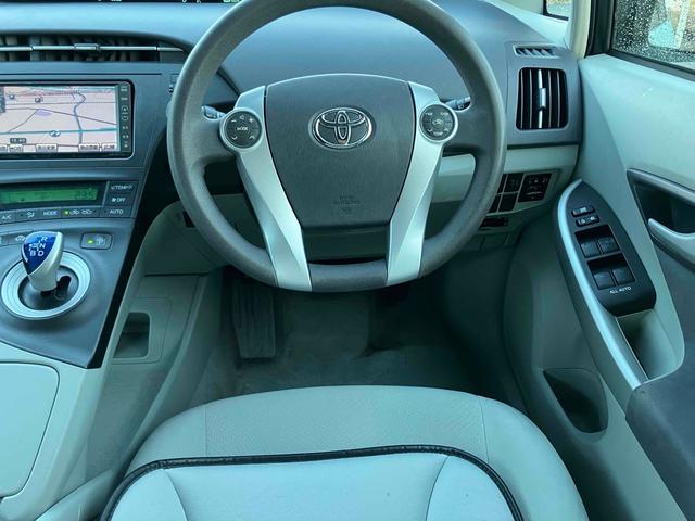 プリウス Ｓ　ドライブレコーダー　ＥＴＣ　バックカメラ　ナビ　ＴＶ　アルミホイール　オートライト　ＣＶＴ　スマートキー　電動格納ミラー　盗難防止システム　ＣＤ　ＤＶＤ再生　ミュージックプレイヤー接続可（3枚目）