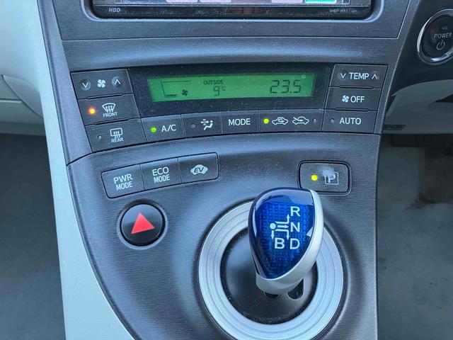 プリウス Ｓ　ドライブレコーダー　ＥＴＣ　バックカメラ　ナビ　ＴＶ　アルミホイール　オートライト　ＣＶＴ　スマートキー　電動格納ミラー　盗難防止システム　ＣＤ　ＤＶＤ再生　ミュージックプレイヤー接続可（7枚目）