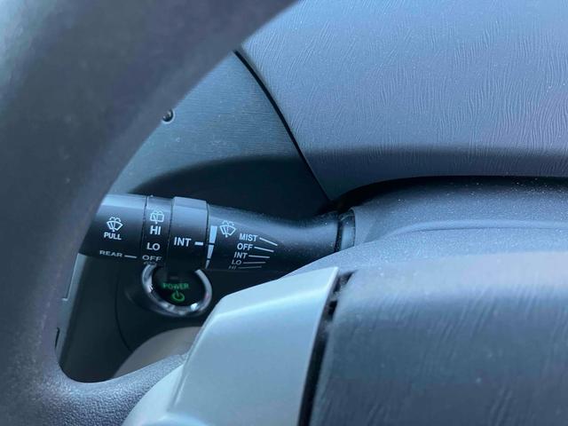 プリウス Ｓ　ドライブレコーダー　ＥＴＣ　バックカメラ　ナビ　ＴＶ　アルミホイール　オートライト　ＣＶＴ　スマートキー　電動格納ミラー　盗難防止システム　ＣＤ　ＤＶＤ再生　ミュージックプレイヤー接続可（8枚目）