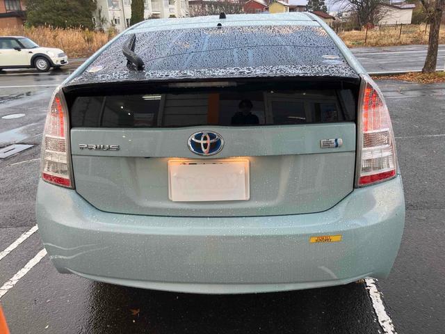 プリウス Ｓ　ドライブレコーダー　ＥＴＣ　バックカメラ　ナビ　ＴＶ　アルミホイール　オートライト　ＣＶＴ　スマートキー　電動格納ミラー　盗難防止システム　ＣＤ　ＤＶＤ再生　ミュージックプレイヤー接続可（16枚目）