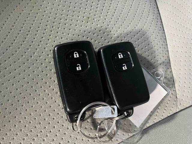 プリウス Ｓ　ドライブレコーダー　ＥＴＣ　バックカメラ　ナビ　ＴＶ　アルミホイール　オートライト　ＣＶＴ　スマートキー　電動格納ミラー　盗難防止システム　ＣＤ　ＤＶＤ再生　ミュージックプレイヤー接続可（26枚目）