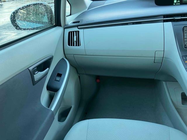 プリウス Ｓ　ドライブレコーダー　ＥＴＣ　バックカメラ　ナビ　ＴＶ　アルミホイール　オートライト　ＣＶＴ　スマートキー　電動格納ミラー　盗難防止システム　ＣＤ　ＤＶＤ再生　ミュージックプレイヤー接続可（27枚目）