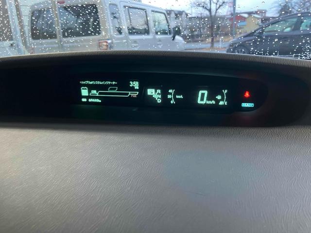 プリウス Ｓ　ドライブレコーダー　ＥＴＣ　バックカメラ　ナビ　ＴＶ　アルミホイール　オートライト　ＣＶＴ　スマートキー　電動格納ミラー　盗難防止システム　ＣＤ　ＤＶＤ再生　ミュージックプレイヤー接続可（29枚目）