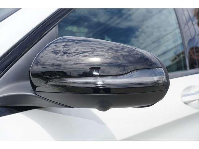 ドアミラーと天井はピアノブラックになっています。