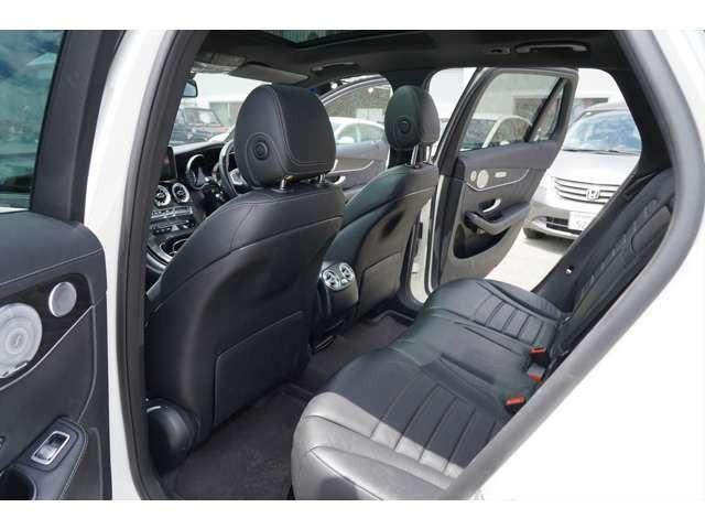 後部座席も広々しています。