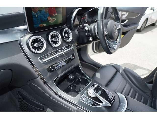 センターコンソールも収納が多いです。