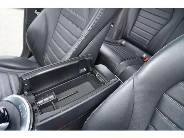 アームレスト下には収納があります。