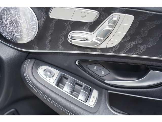 ブルメスタ社製専用スピーカー・電動メモリーシートなどスイッチ類が適切に設置されています。