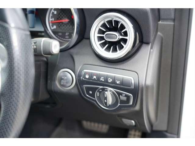 ライトスイッチ類は運転席側に操作性よく配置されています。