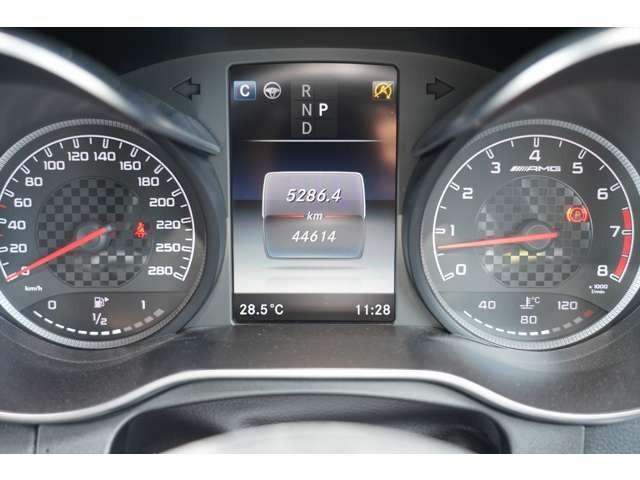 チェッカーフラッグをモチーフにしたＡＭＧ専用メーター