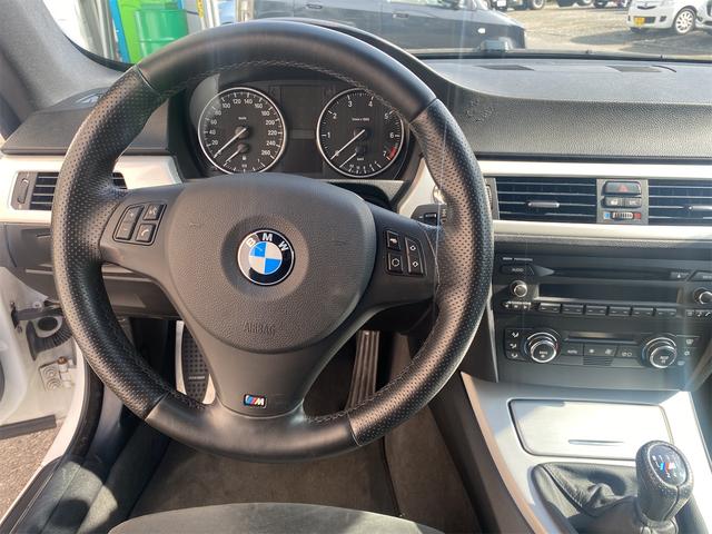 ３シリーズ ３２０ｉ　Ｍスポーツ　左ハンドル　６ＭＴ　社外マフラー（13枚目）