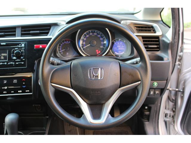 フィット １３Ｇ・Ｆパッケージ　ＥＴＣ　スマートキー　アイドリングストップ　電動格納ミラー　ＣＶＴ　盗難防止システム　衝突安全ボディ　ＡＢＳ　ＥＳＣ　ＣＤ　ＵＳＢ　ミュージックプレイヤー接続可　エアコン　パワーステアリング（3枚目）