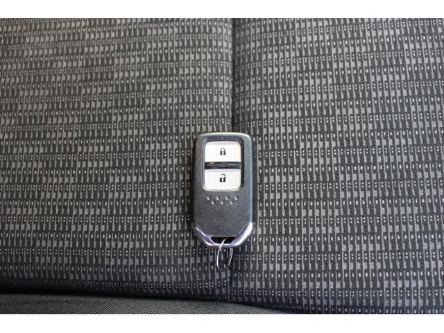 フィット １３Ｇ・Ｆパッケージ　ＥＴＣ　スマートキー　アイドリングストップ　電動格納ミラー　ＣＶＴ　盗難防止システム　衝突安全ボディ　ＡＢＳ　ＥＳＣ　ＣＤ　ＵＳＢ　ミュージックプレイヤー接続可　エアコン　パワーステアリング（11枚目）