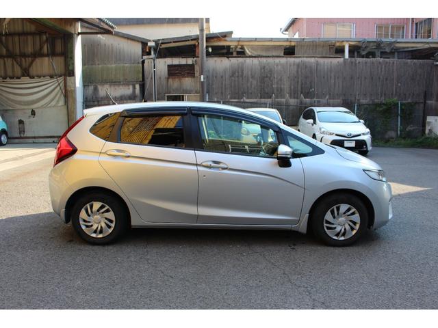 フィット １３Ｇ・Ｆパッケージ　ＥＴＣ　スマートキー　アイドリングストップ　電動格納ミラー　ＣＶＴ　盗難防止システム　衝突安全ボディ　ＡＢＳ　ＥＳＣ　ＣＤ　ＵＳＢ　ミュージックプレイヤー接続可　エアコン　パワーステアリング（15枚目）