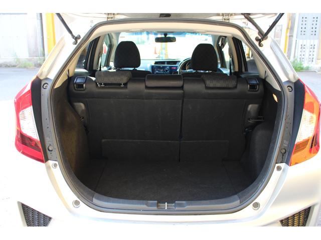 フィット １３Ｇ・Ｆパッケージ　ＥＴＣ　スマートキー　アイドリングストップ　電動格納ミラー　ＣＶＴ　盗難防止システム　衝突安全ボディ　ＡＢＳ　ＥＳＣ　ＣＤ　ＵＳＢ　ミュージックプレイヤー接続可　エアコン　パワーステアリング（20枚目）