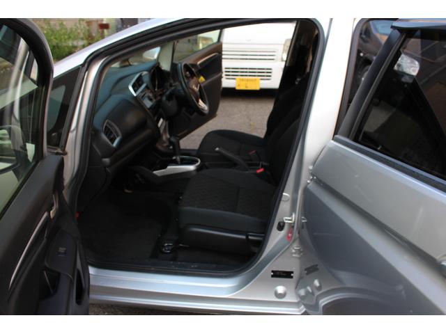 フィット １３Ｇ・Ｆパッケージ　ＥＴＣ　スマートキー　アイドリングストップ　電動格納ミラー　ＣＶＴ　盗難防止システム　衝突安全ボディ　ＡＢＳ　ＥＳＣ　ＣＤ　ＵＳＢ　ミュージックプレイヤー接続可　エアコン　パワーステアリング（21枚目）