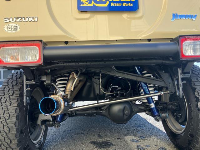 ジムニー XC 4WD リフトアップ 柿本マフラー TRUSTサクションキット ウエットカーボンボンネット カロッツェリア2カメラドラレコ ETC 5速マニュアル 下回り防錆塗装済み スペアスマートキー 新車取説(10枚目)