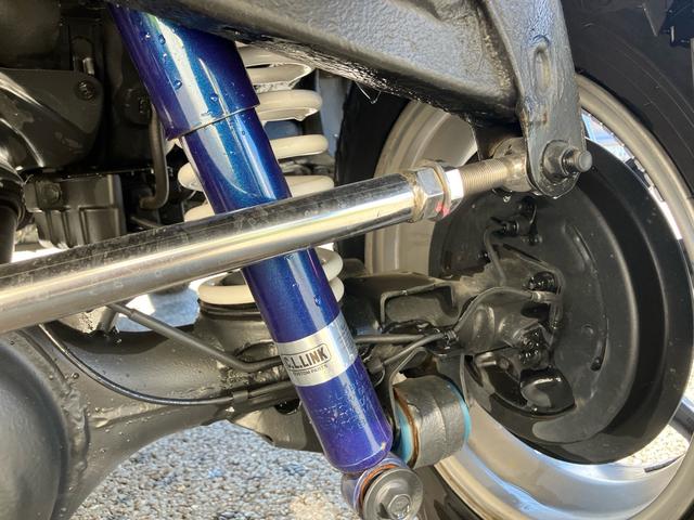 ジムニー XC 4WD リフトアップ 柿本マフラー TRUSTサクションキット ウエットカーボンボンネット カロッツェリア2カメラドラレコ ETC 5速マニュアル 下回り防錆塗装済み スペアスマートキー 新車取説(11枚目)