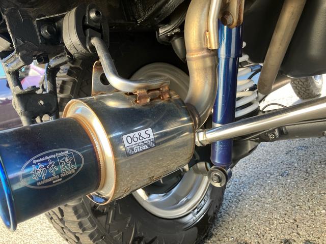 ジムニー XC 4WD リフトアップ 柿本マフラー TRUSTサクションキット ウエットカーボンボンネット カロッツェリア2カメラドラレコ ETC 5速マニュアル 下回り防錆塗装済み スペアスマートキー 新車取説(12枚目)