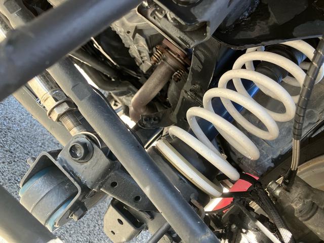 ジムニー XC 4WD リフトアップ 柿本マフラー TRUSTサクションキット ウエットカーボンボンネット カロッツェリア2カメラドラレコ ETC 5速マニュアル 下回り防錆塗装済み スペアスマートキー 新車取説(13枚目)