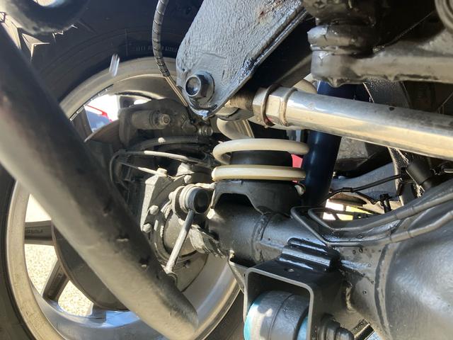 ジムニー XC 4WD リフトアップ 柿本マフラー TRUSTサクションキット ウエットカーボンボンネット カロッツェリア2カメラドラレコ ETC 5速マニュアル 下回り防錆塗装済み スペアスマートキー 新車取説(14枚目)