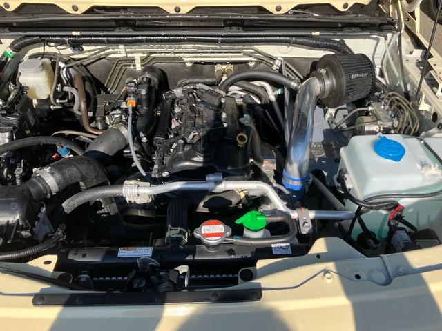 ジムニー XC 4WD リフトアップ 柿本マフラー TRUSTサクションキット ウエットカーボンボンネット カロッツェリア2カメラドラレコ ETC 5速マニュアル 下回り防錆塗装済み スペアスマートキー 新車取説(26枚目)