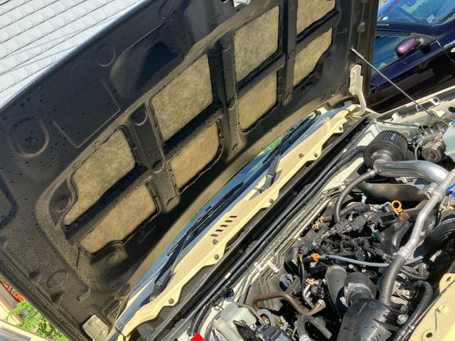 ジムニー XC 4WD リフトアップ 柿本マフラー TRUSTサクションキット ウエットカーボンボンネット カロッツェリア2カメラドラレコ ETC 5速マニュアル 下回り防錆塗装済み スペアスマートキー 新車取説(28枚目)