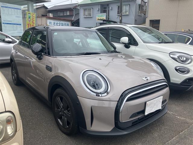 ＭＩＮＩ クーパーＤ　クラシック・トリム　純正ＨＤＤナビゲーション　パックカメラ　禁煙車　ワンオーナー　整備記録簿　衝突被害軽減ブレーキ搭載　パークセンサー付バックカメラ　ドライビングモード　１６インチホイール　ドライブレコーダー（3枚目）