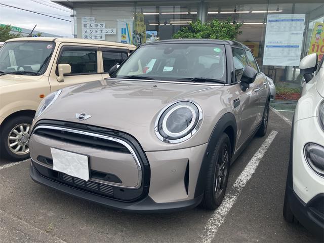 ＭＩＮＩ クーパーＤ　クラシック・トリム　純正ＨＤＤナビゲーション　パックカメラ　禁煙車　ワンオーナー　整備記録簿　衝突被害軽減ブレーキ搭載　パークセンサー付バックカメラ　ドライビングモード　１６インチホイール　ドライブレコーダー（4枚目）