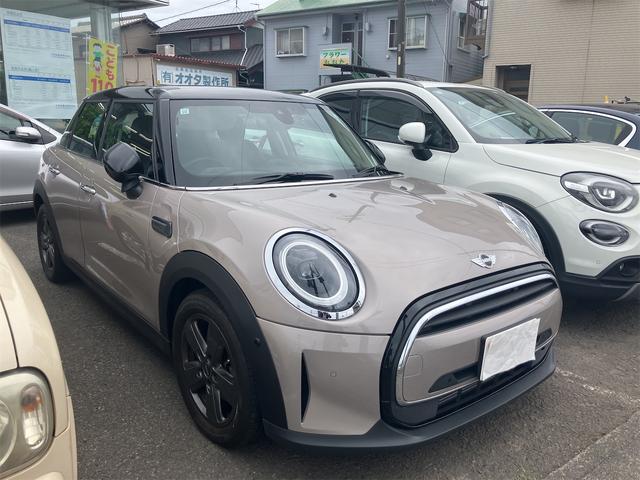 ＭＩＮＩ クーパーＤ　クラシック・トリム　純正ＨＤＤナビゲーション　パックカメラ　禁煙車　ワンオーナー　整備記録簿　衝突被害軽減ブレーキ搭載　パークセンサー付バックカメラ　ドライビングモード　１６インチホイール　ドライブレコーダー（6枚目）