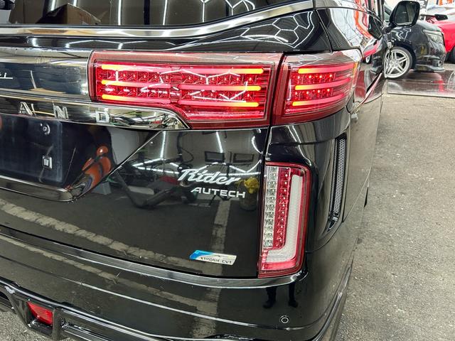 エルグランド ライダー　ブラックライン　黒本革シート　インパルエアロインパルマフラー　Ｗサンルーフ　黒革シート　オーテック　ニスモ１８インチアルミ　ダクトボンネット　フルセグナビＢｌｕｅｔｏｏｔｈバックカメラ　２４カ月点検整備セラミックコーティング施工（22枚目）