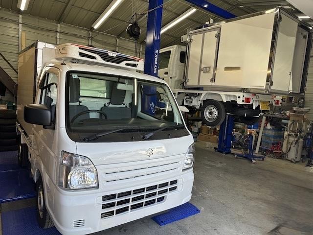 キャリイトラック KCスペシャル 冷凍冷蔵車 特別使用車 自社開発コンテナ 2コンプレッサー マグネットロック 観音開き 軽トラック MT アルミホイール エアコン パワーウィンドウ 運転席エアバッグ 助手席エアバッグ 4WD MT(22枚目)