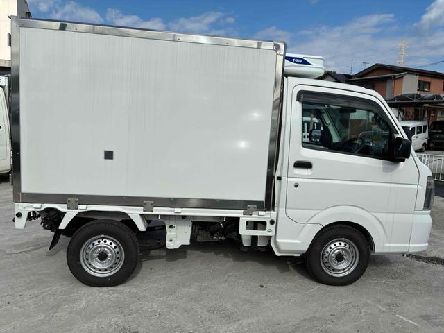 キャリイトラック 　スズキ　冷凍車　冷蔵車　軽冷凍冷蔵車　架装済み　－２５℃対応　サーマルマスター冷凍機　Ｃ＆Ｈ社製コンテナ　４ＷＤ　ＭＴ　観音開き　軽トラック　自社開発コンテナ（3枚目）