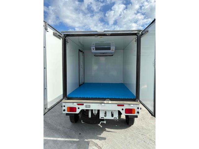 キャリイトラック 　スズキ　冷凍車　冷蔵車　軽冷凍冷蔵車　架装済み　－２５℃対応　サーマルマスター冷凍機　Ｃ＆Ｈ社製コンテナ　４ＷＤ　ＭＴ　観音開き　軽トラック　自社開発コンテナ（5枚目）