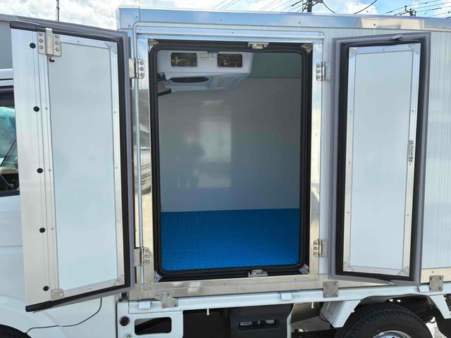 キャリイトラック 　スズキ　冷凍車　冷蔵車　軽冷凍冷蔵車　架装済み　－２５℃対応　サーマルマスター冷凍機　Ｃ＆Ｈ社製コンテナ　４ＷＤ　ＭＴ　観音開き　軽トラック　自社開発コンテナ（6枚目）