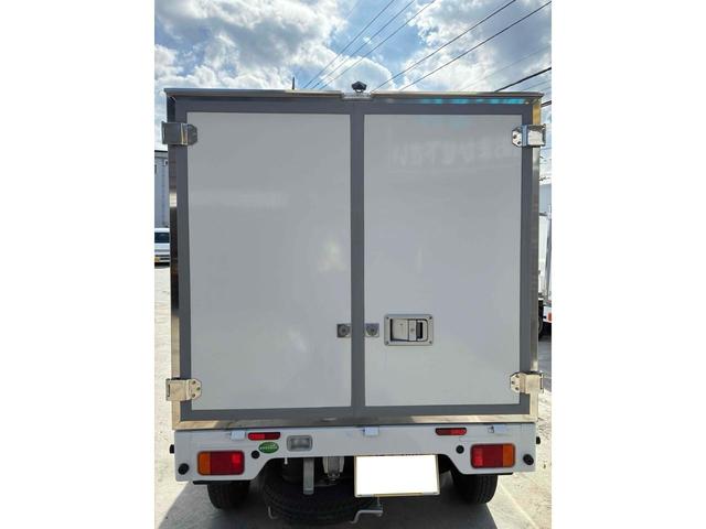 ＮＴ１００クリッパートラック 　ニッサン　冷凍車　冷蔵車　軽冷凍冷蔵車　架装済み　－２５℃対応　サーマルマスター冷凍機　Ｃ＆Ｈ社製コンテナ　４ＷＤ　ＡＴ　観音開き　軽トラック　自社開発コンテナ　シルバー塗替え（2枚目）