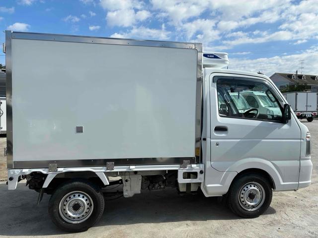 ＮＴ１００クリッパートラック 　ニッサン　冷凍車　冷蔵車　軽冷凍冷蔵車　架装済み　－２５℃対応　サーマルマスター冷凍機　Ｃ＆Ｈ社製コンテナ　４ＷＤ　ＡＴ　観音開き　軽トラック　自社開発コンテナ　シルバー塗替え（3枚目）