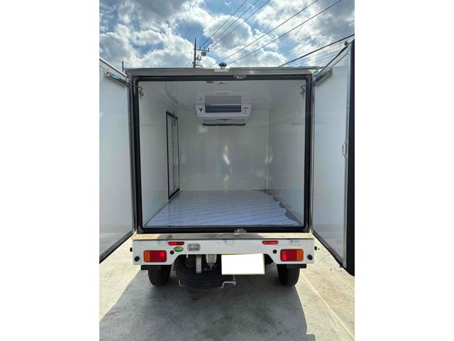 ＮＴ１００クリッパートラック 　ニッサン　冷凍車　冷蔵車　軽冷凍冷蔵車　架装済み　－２５℃対応　サーマルマスター冷凍機　Ｃ＆Ｈ社製コンテナ　４ＷＤ　ＡＴ　観音開き　軽トラック　自社開発コンテナ　シルバー塗替え（5枚目）