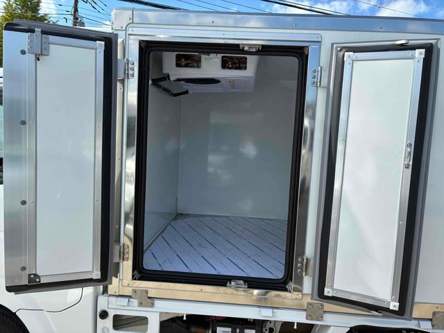 ＮＴ１００クリッパートラック 　ニッサン　冷凍車　冷蔵車　軽冷凍冷蔵車　架装済み　－２５℃対応　サーマルマスター冷凍機　Ｃ＆Ｈ社製コンテナ　４ＷＤ　ＡＴ　観音開き　軽トラック　自社開発コンテナ　シルバー塗替え（6枚目）