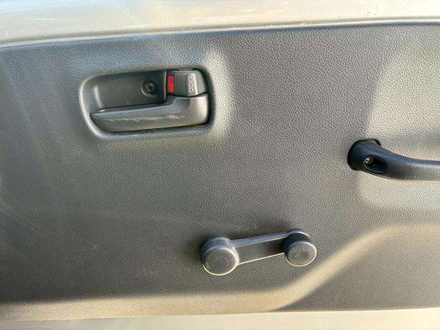 ＮＴ１００クリッパートラック 　ニッサン　冷凍車　冷蔵車　軽冷凍冷蔵車　架装済み　－２５℃対応　サーマルマスター冷凍機　Ｃ＆Ｈ社製コンテナ　４ＷＤ　ＡＴ　観音開き　軽トラック　自社開発コンテナ　シルバー塗替え（12枚目）