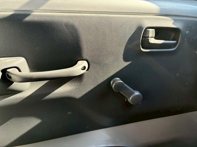 ＮＴ１００クリッパートラック 　ニッサン　冷凍車　冷蔵車　軽冷凍冷蔵車　架装済み　－２５℃対応　サーマルマスター冷凍機　Ｃ＆Ｈ社製コンテナ　４ＷＤ　ＡＴ　観音開き　軽トラック　自社開発コンテナ　シルバー塗替え（13枚目）