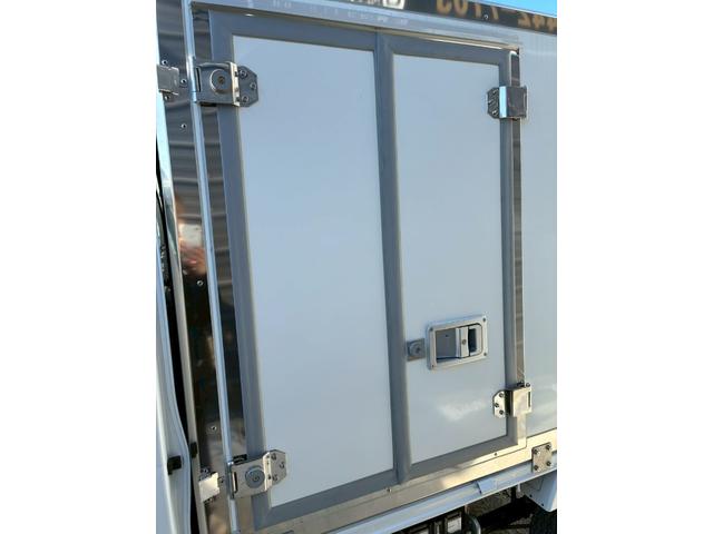 ＮＴ１００クリッパートラック 　ニッサン　冷凍車　冷蔵車　軽冷凍冷蔵車　架装済み　－２５℃対応　サーマルマスター冷凍機　Ｃ＆Ｈ社製コンテナ　４ＷＤ　ＡＴ　観音開き　軽トラック　自社開発コンテナ　シルバー塗替え（20枚目）